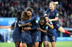 雷速体育下载-法国队轻取中国队，辛杜点燃赛场的简单介绍