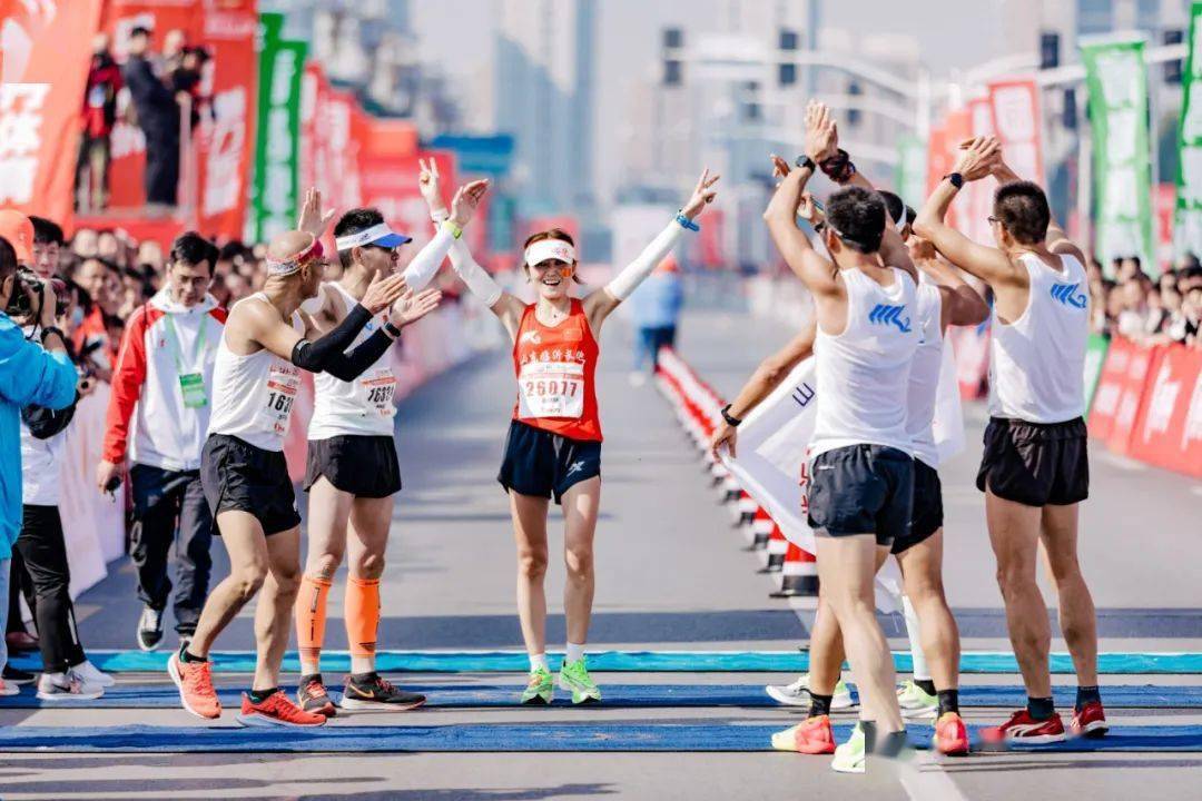 马拉松赛事中热刺战胜对手成功退赛 马拉松赛事中热刺战胜对手成功退赛