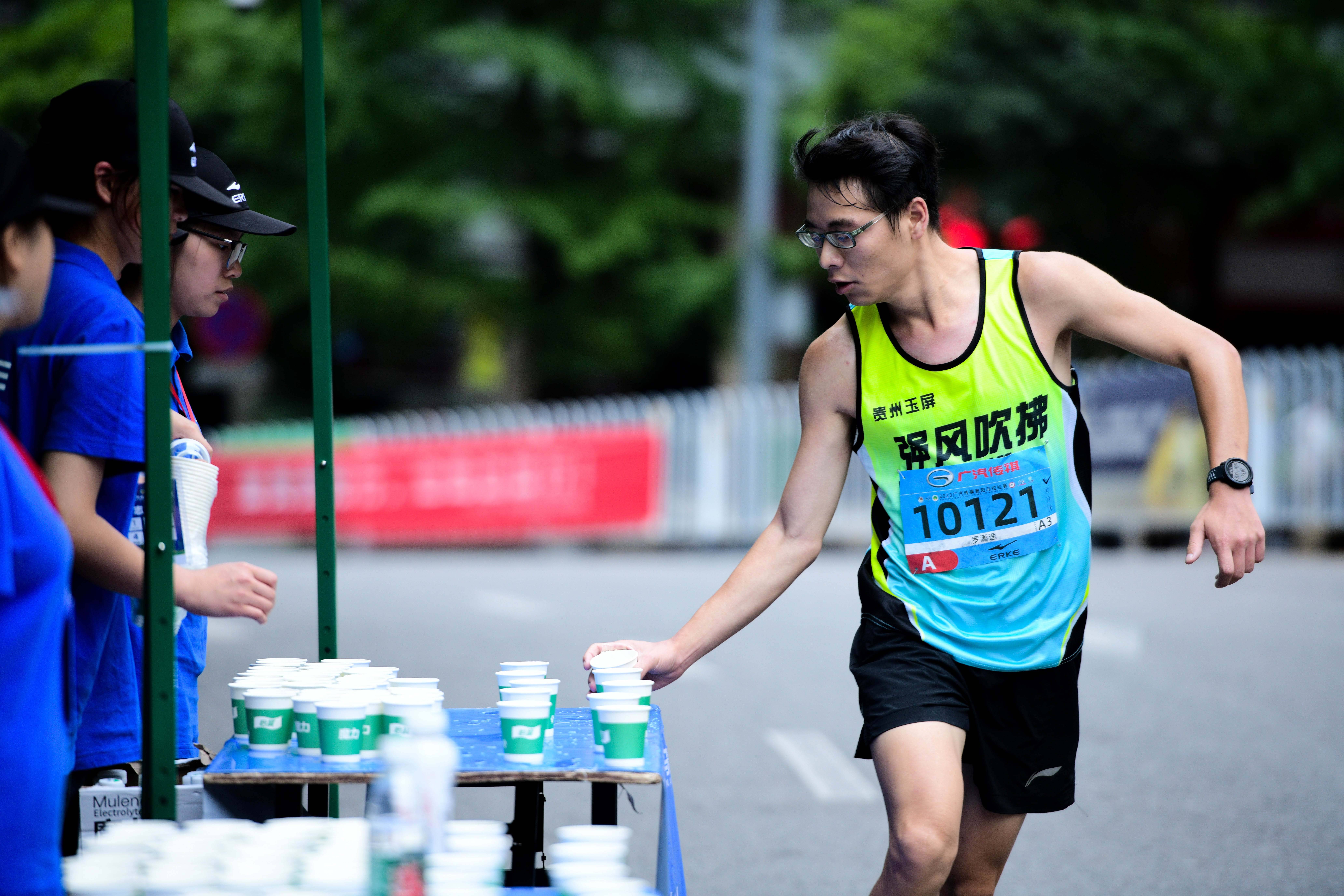 马拉松赛事中热刺战胜对手成功退赛 马拉松赛事中热刺战胜对手成功退赛