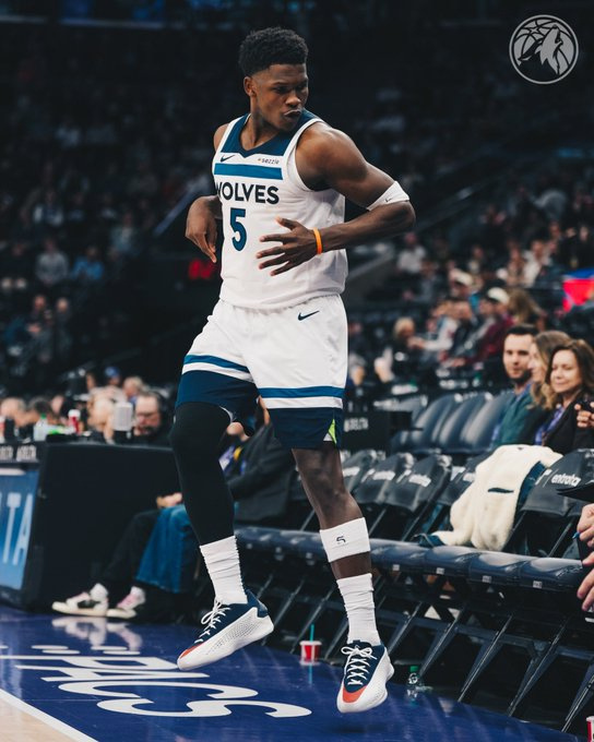 森林狼惨败爵士遭遇六连败,战绩垫底局面堪忧 森林狼惨败爵士遭遇六连败,战绩垫底局面堪忧