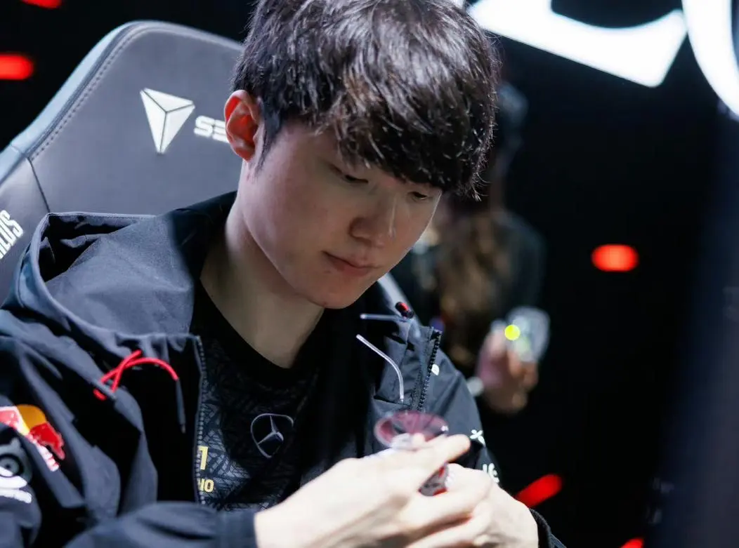 包含RNG碾压EDG，Chovy开启传奇时刻顶尖较量八强赛，成为赛场最大亮点的词条